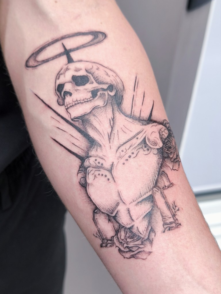 Tatouage d’un crâne ailé, OkayHela