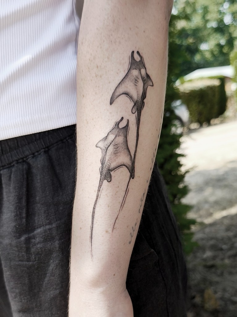 Tatouage de raies manta, OkayHela